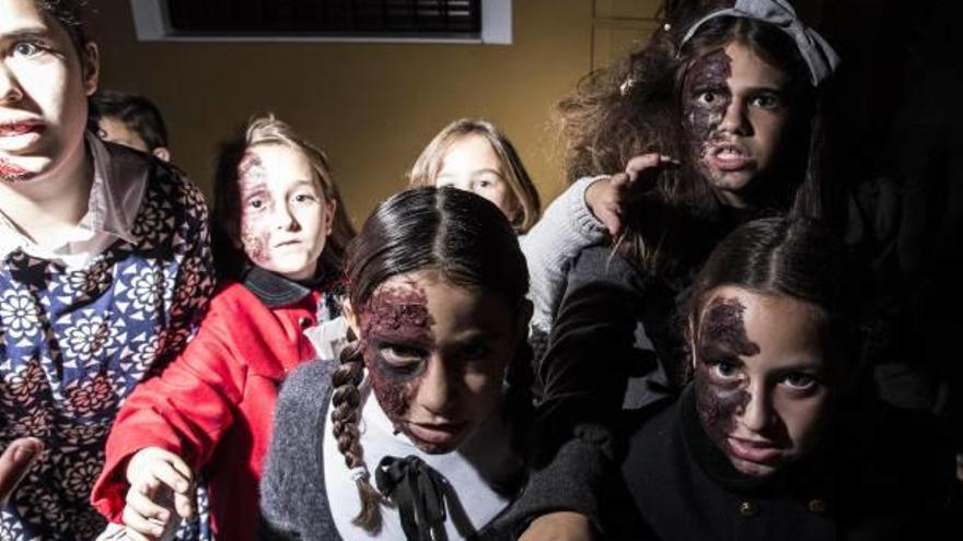 Distintos instantes del espectáculo «Pasaje del Terror» que se celebró anoche en las calles de El Rabal de Villena.