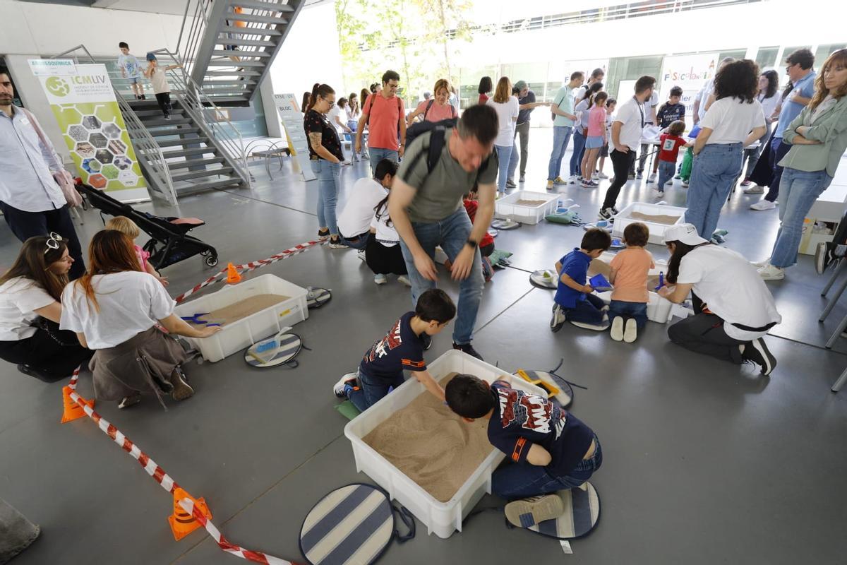 Miles de jóvenes se acercan a la ciencia en la Expociencia en el Parc Científic de la UV