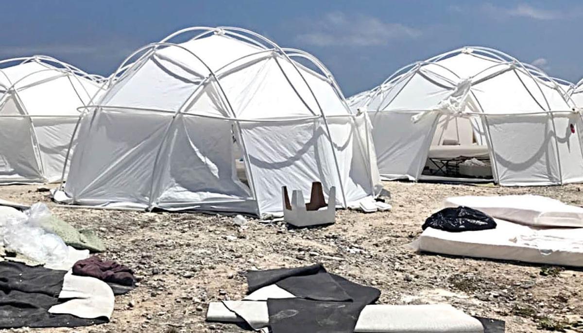 Vista de los alojamientos de lujo en una playa paradisiaca que prometía la publicidad del Fyre Festival