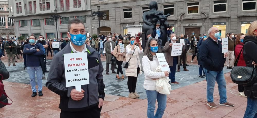 Cientos de profesionales de la hostelería asturiana salen a la calle para reclamar ayudas