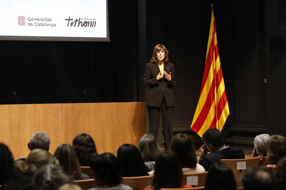 La secretària d’Administració i Funció Pública, Alícia Corral, durant la presentació a Girona del projecte de llei d’ocupació pública catalana