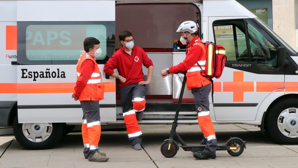 Voluntarios de Cruz Roja Zamora junto al patinete eléctrico.