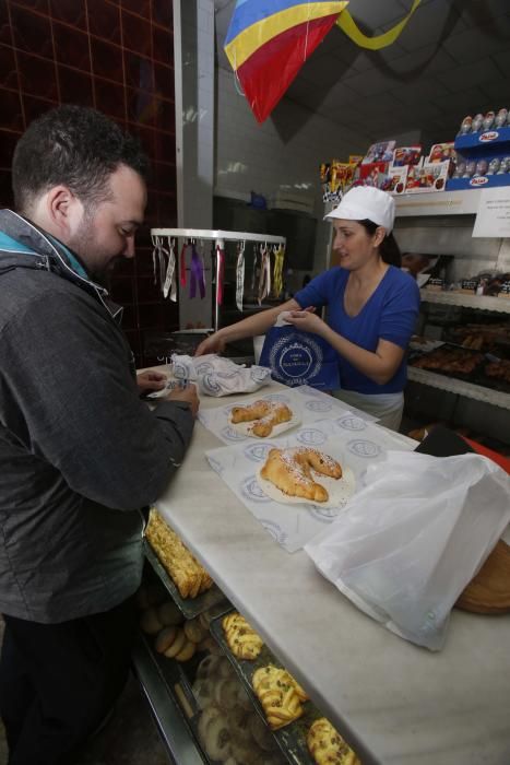 Forn de Manuela. Primer premio de monas y segundo de torta de pasas y nueces.