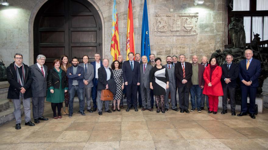 Tudi Torró, al centre, junt amb membres del Consell, l&#039;AVL i el Consell Valencià de Cultura.