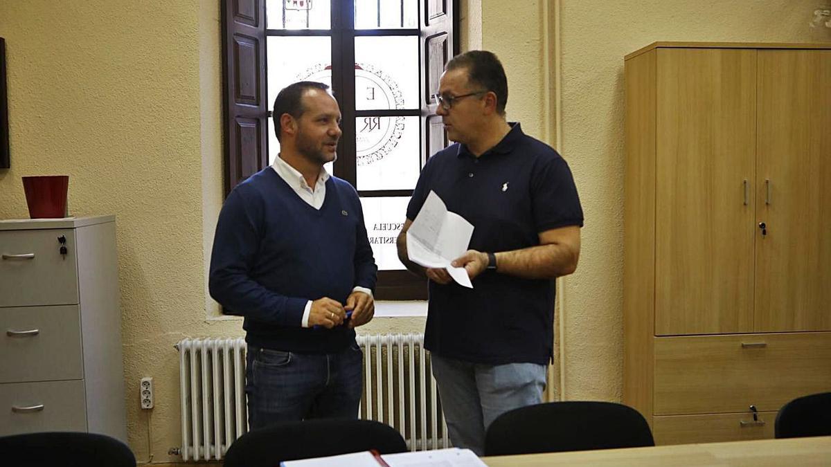 Jesús Fernández y Jesús María Prada en las instalaciones de la Escuela. | Emilio Fraile