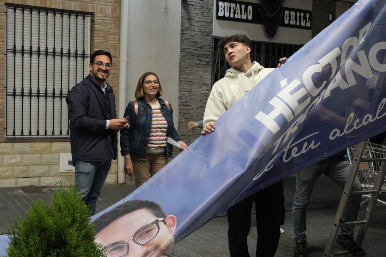 Noche de cuelga de carteles electorales en Camp de Túria