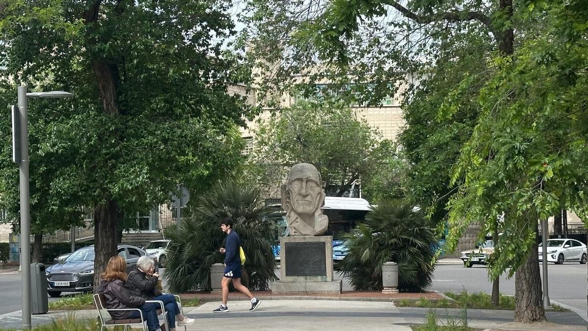 La placa del renovado Paseo Reina Victoria. El Ayuntamiento de Madrid ha subsanado una errata detectada en las nuevas inscripciones del remodelado bulevar de la avenida de Reina Victoria, donde el nombre de Vicente Aleixandre aparecía escrito con 'B' junto al monumento dedicado al poeta y premio Nobel madrileño.