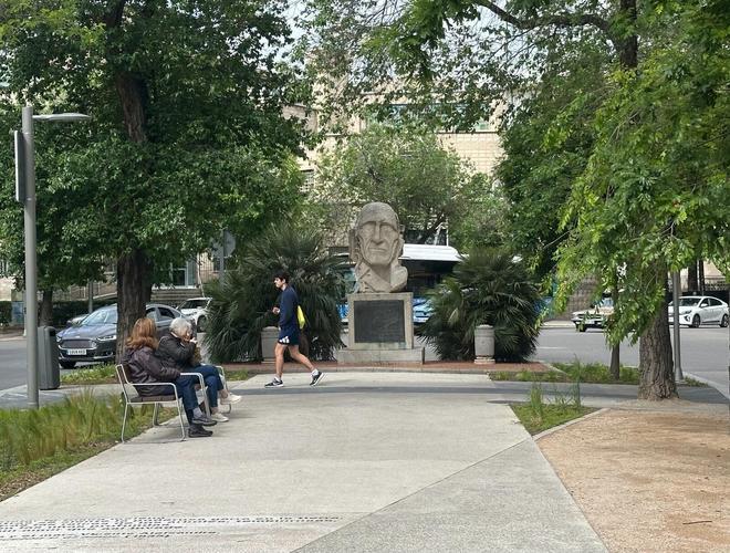 El Ayuntamiento de Madrid corrige el fallo que cambió la V por B de Vicente Aleixandre en la placa del renovado Paseo Reina Victoria