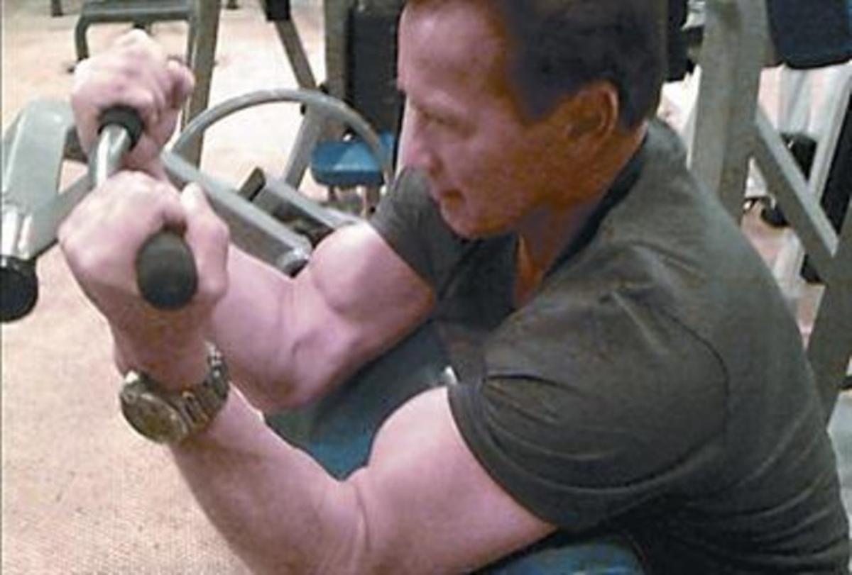 Arnold Schwarzenegger presumeix de bíceps potents a Twitter_MEDIA_1