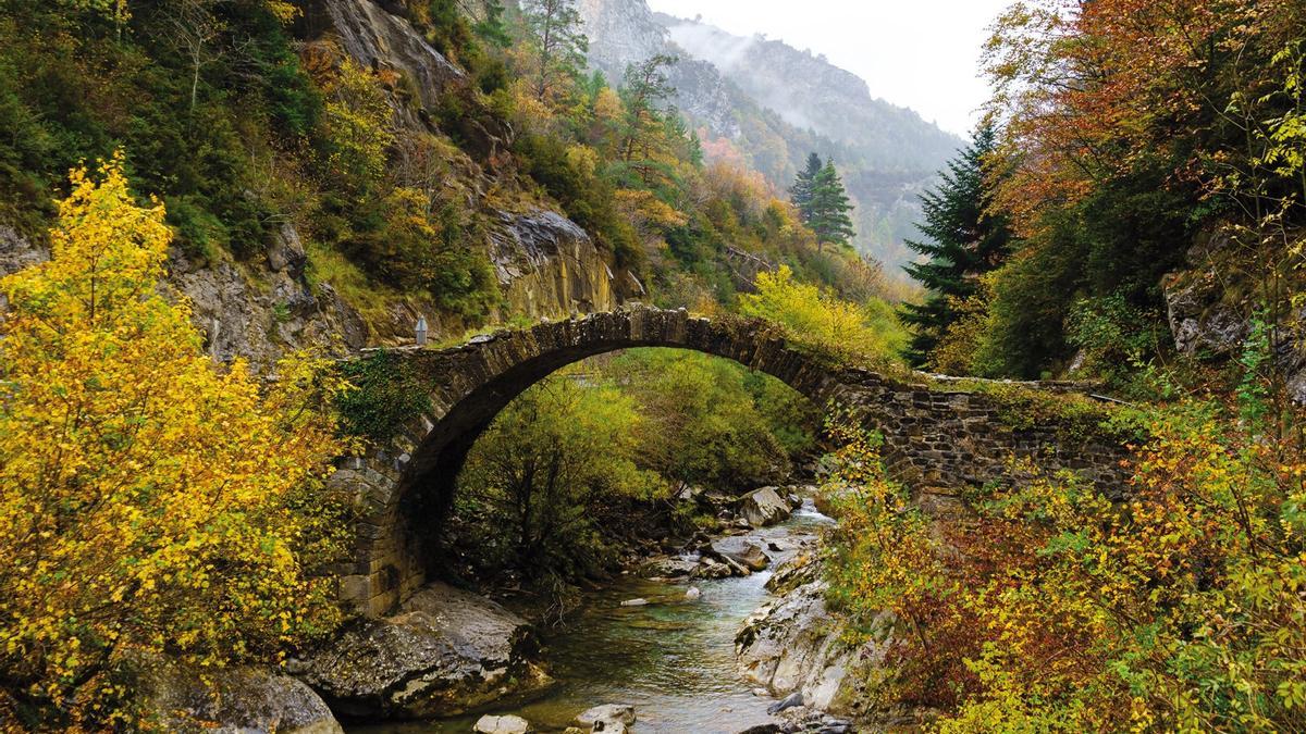 Puente románico en el Valle del Roncal