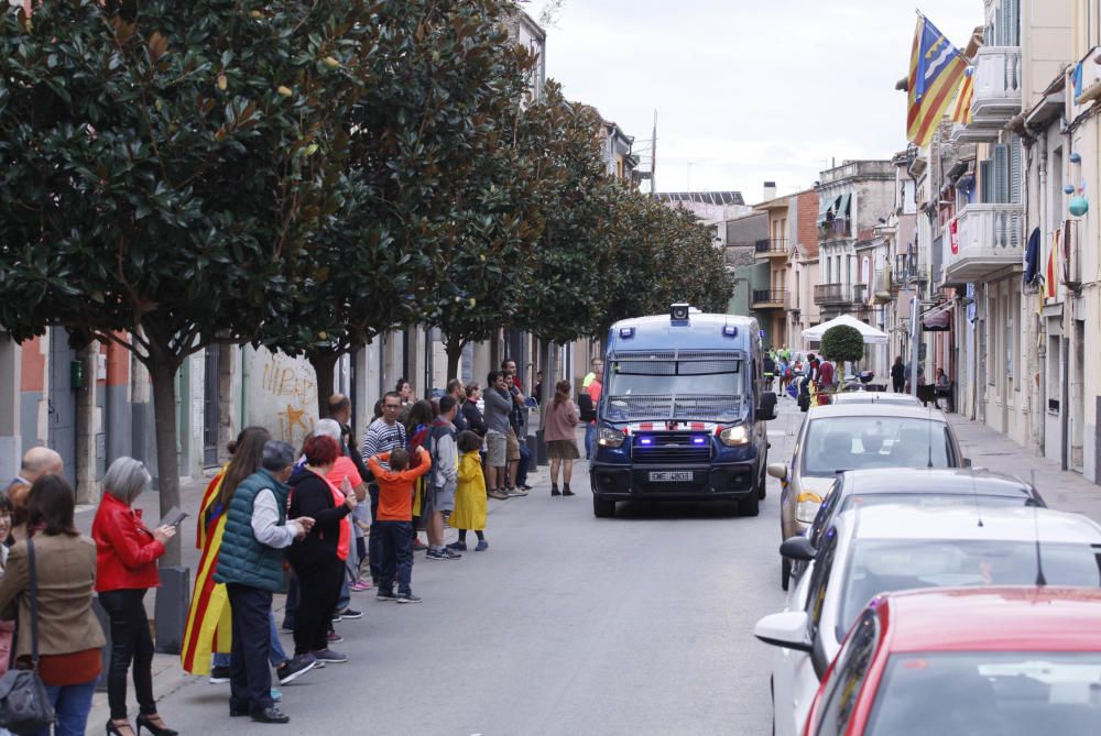 Milers de persones en la cadena humana de Sant Julià de Ramis a Aiguaviva per commemorar l'1-O