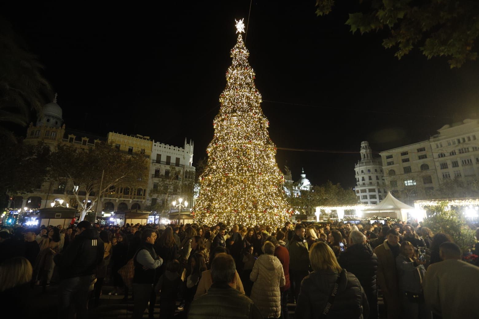 El turismo y las compras navideñas llenan las calles de València