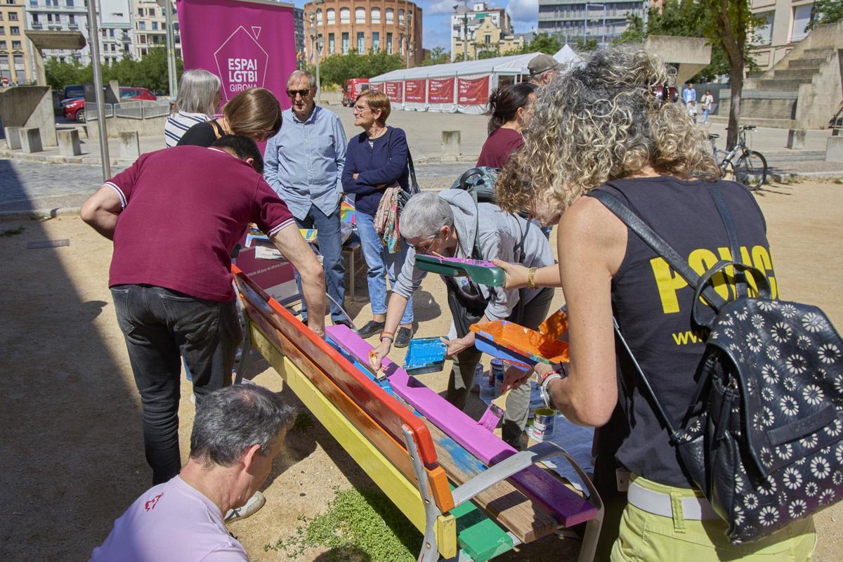 Els bancs de la plaça Santa Susanna del Mercadal de Girona tornen a lluir els colors de la bandera LGTBI+.