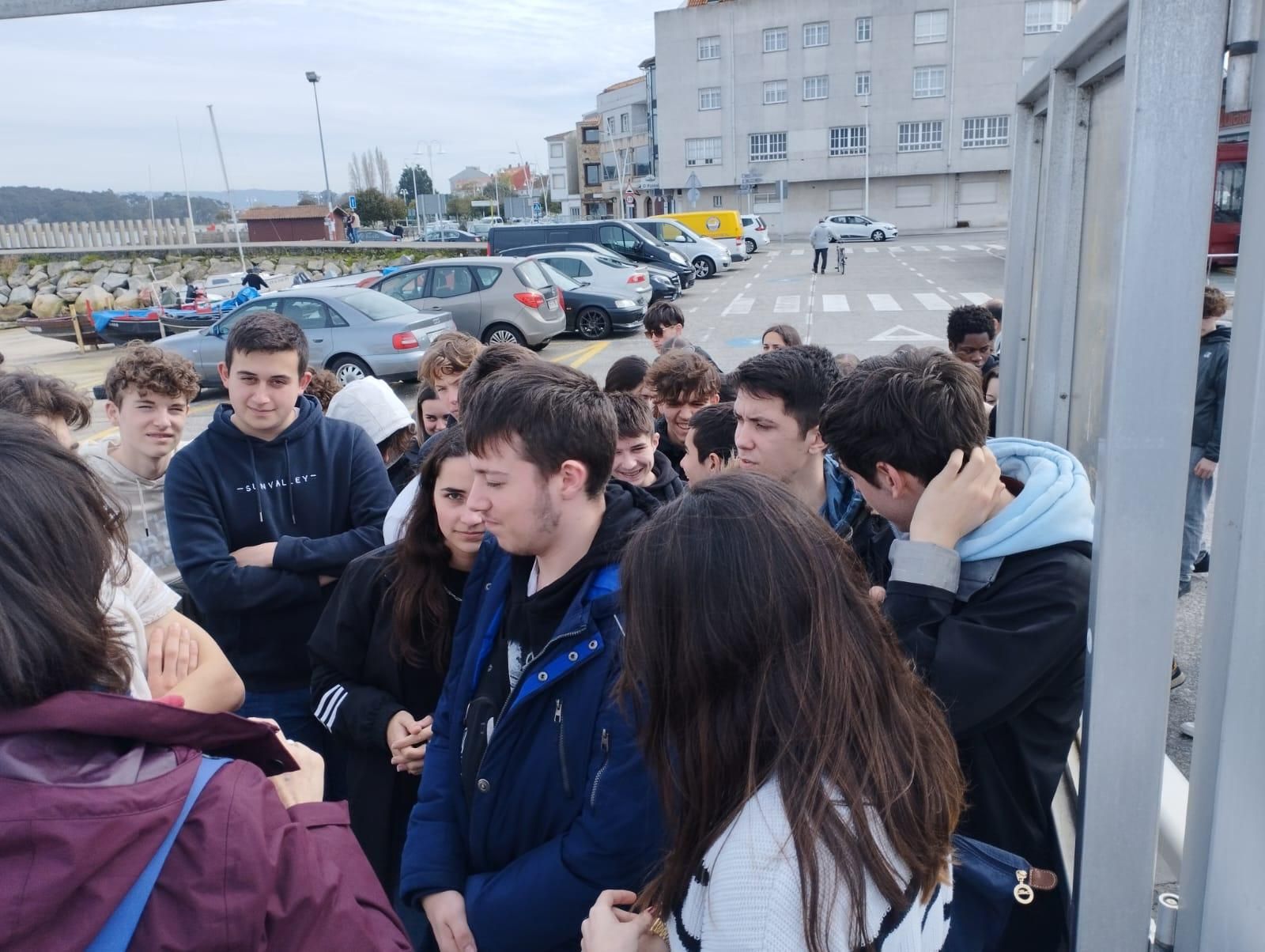 Alumnos franceses en el catamarán "Fly Delfín" realizando la Ruta de los Mejillones por la ría de Arousa.