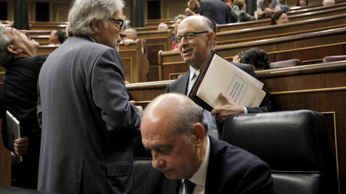 El ministro Cristóbal Montoro habla con el diputado de CiU Josep Sánchez Llibre, este miércoles en el Congreso.