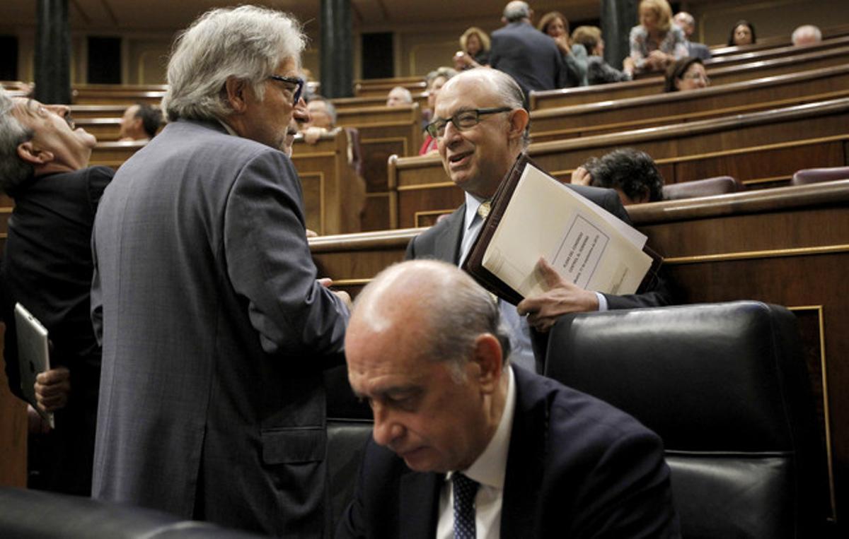 El ministre Cristóbal Montoro parla amb el diputat de CiU Josep Sánchez Llibre, aquest dimecres al Congrés. El ministre Cristóbal Montoro parla amb el diputat de CiU Josep Sánchez Llibre, aquest dimecres al Congrés.