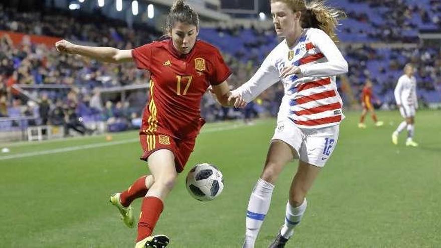 Lucía García, en un partido amistoso con la selección española absoluta, frente a Estados Unidos en el Rico Pérez de Alicante, en enero.