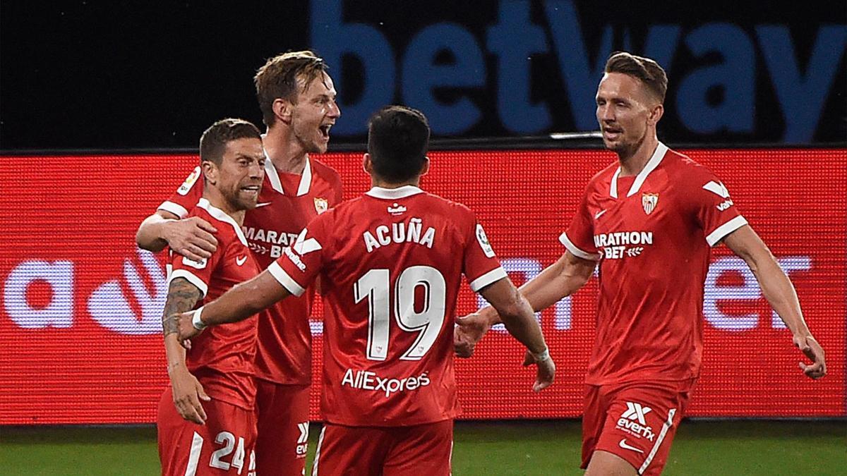 Los futbolistas del Sevilla celebrando el gol del Papu Gómez