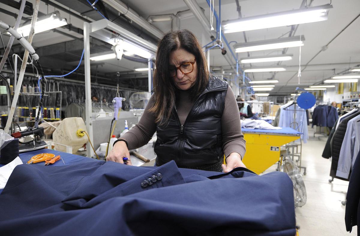 UNA DE LAS COSTURERAS DE FLORENTINO, EN EL TALLER DE LALÍN DONDE SE CONFECCIONÓ EL TRAJE QUE VIAJARÁ A LOS ÓSCAR.