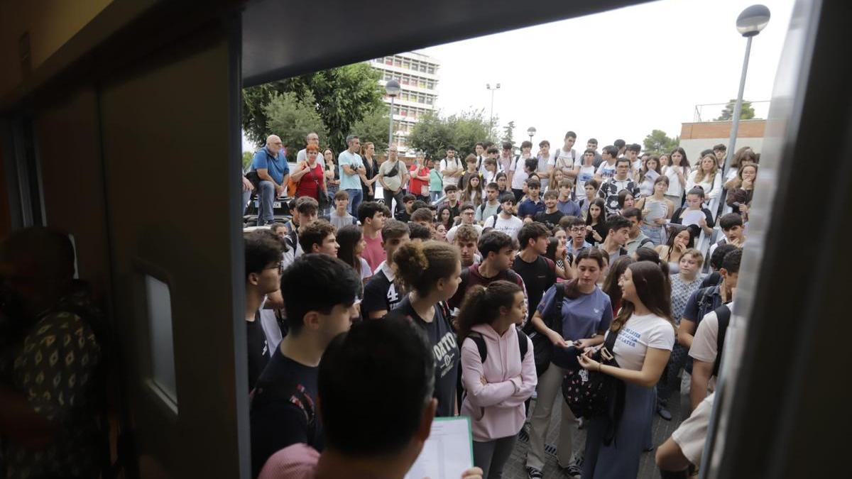 Entrada a los exámenes de la última PEvAU celebrada en Córdoba, en la Facultad de Medicina y Enfermería de Córdoba.