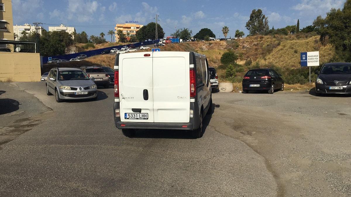 Varios vehículos transitan por el carril del butano.