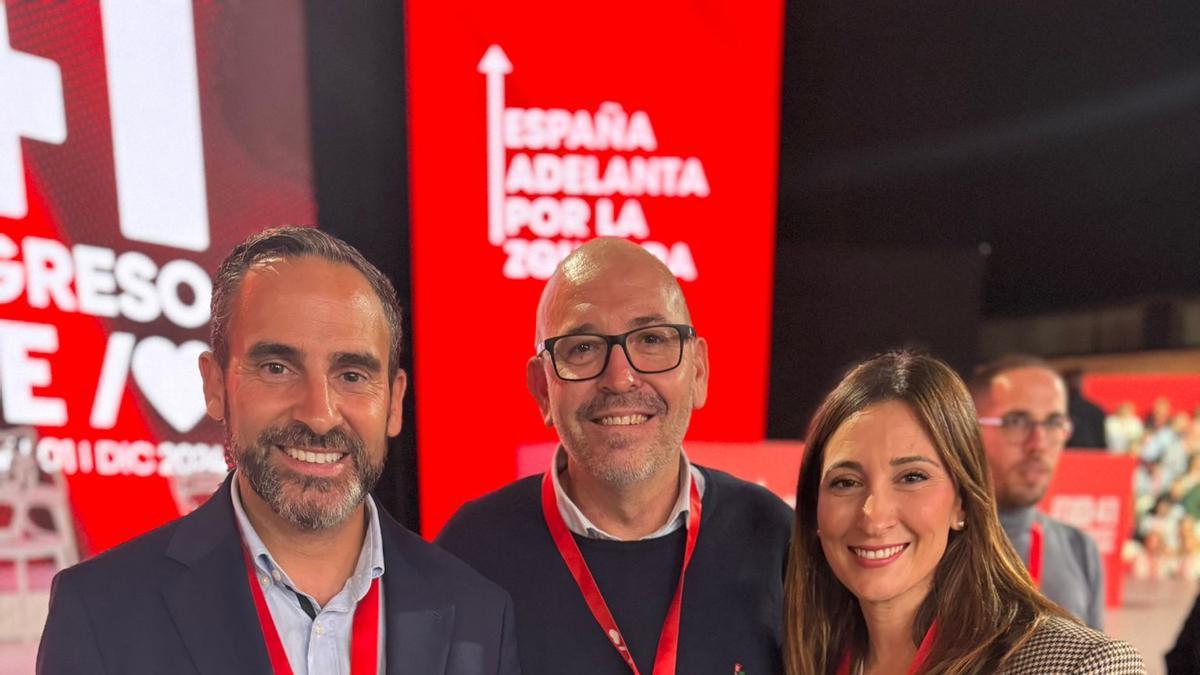 Jorge Gallardo, rodeado por el líder provincial Dani Pérez y la anterior representante de Málaga en la Ejecutiva Federal, Mari Nieves Ramírez.