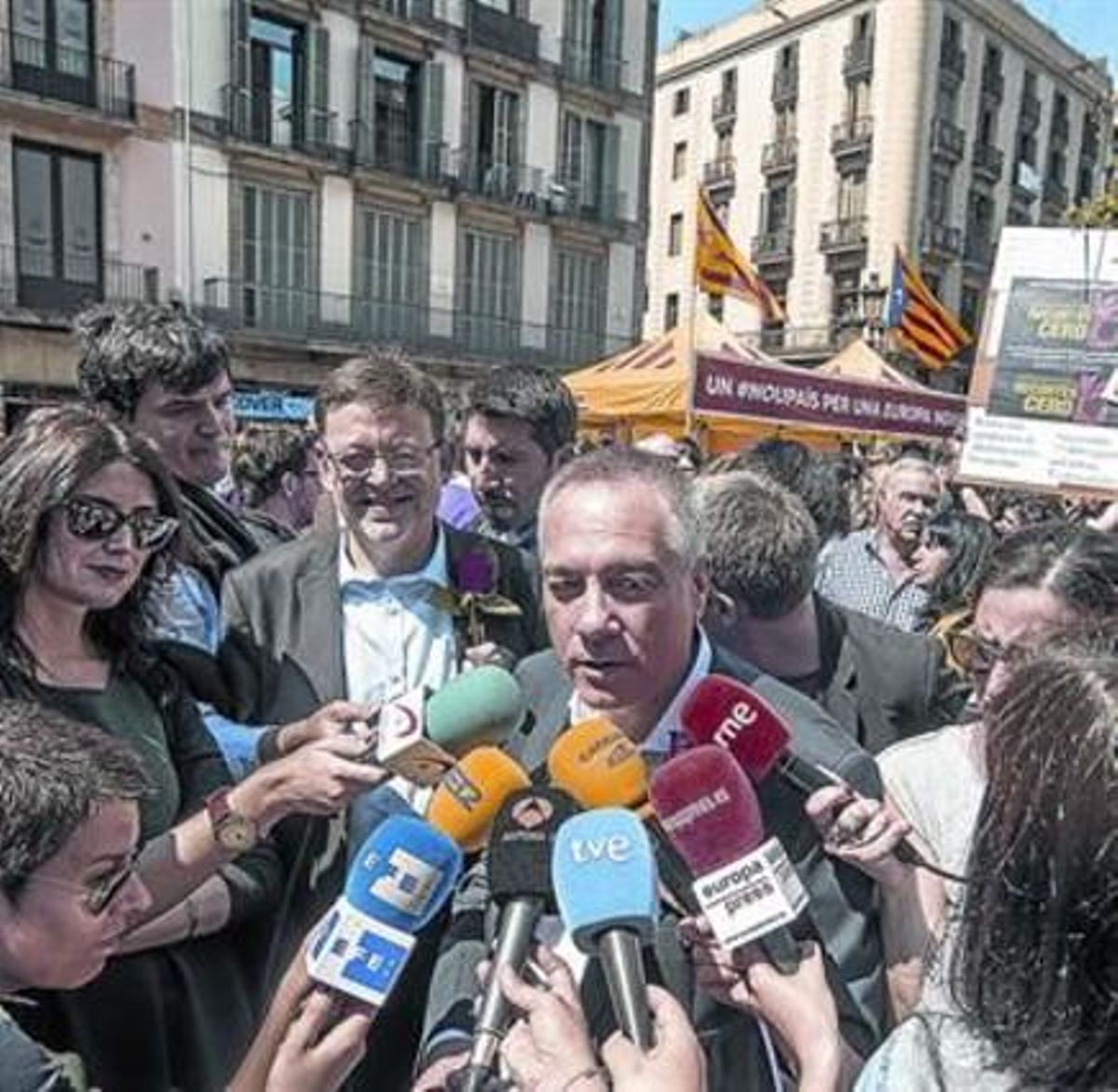 El líder del PSC, Pere Navarro, atén els mitjans a la Rambla de Barcelona, el dia de Sant Jordi.