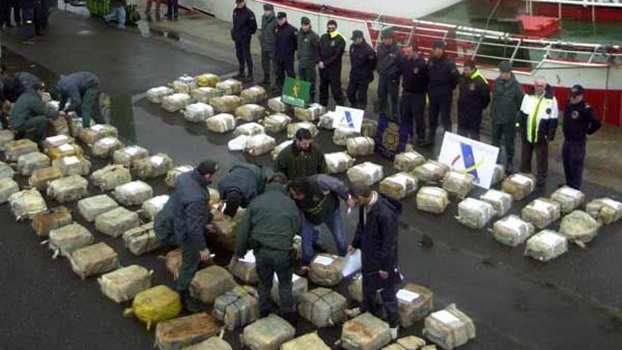 La droga del &quot;Playa de Arbeyal&quot;, y al fondo el pesquero.