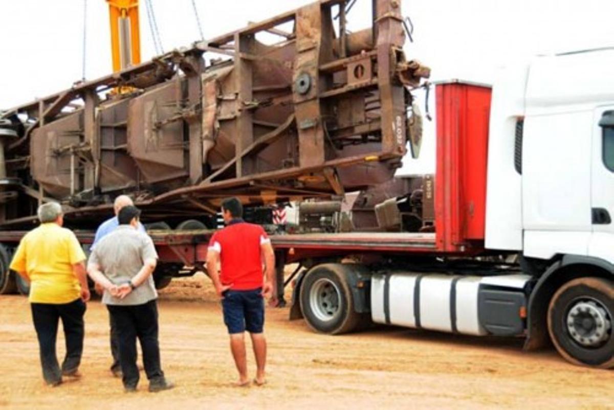 Treballs de retirada del tren descarrilat