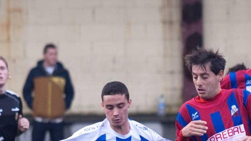 Raúl controla un balón.