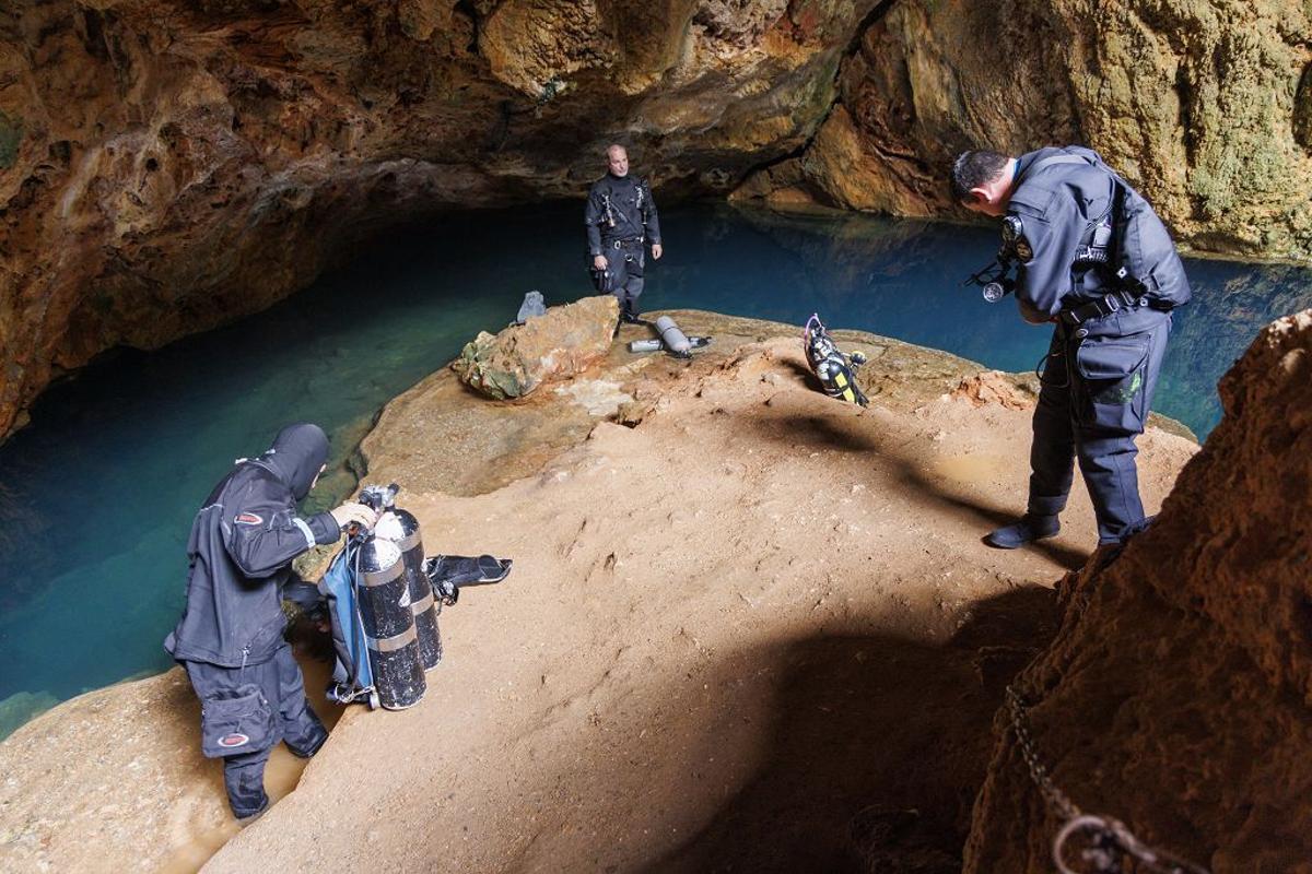 Buceadores en la Cueva del Agua, Isla Plana