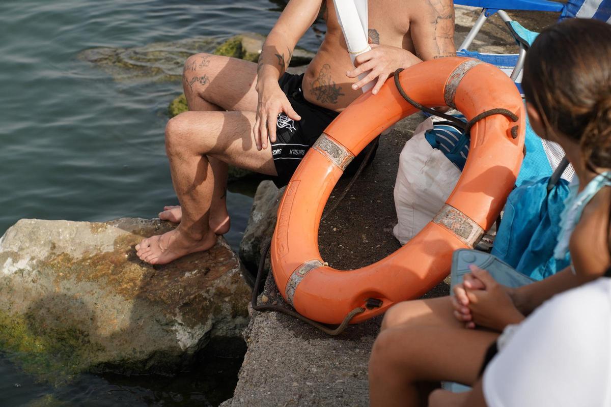 La 'cucaña', el juego centenario que regresa cada verano al río Guadalquivir por la Velá de Santa Ana en imágenes
