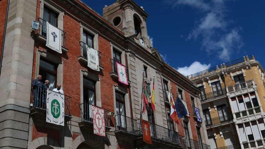 Los reposteros engalanan la fachada del Ayuntamiento