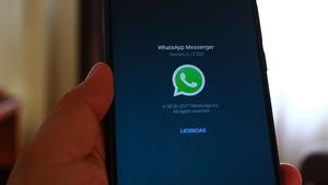 Un móvil con la aplicación de Whatsapp