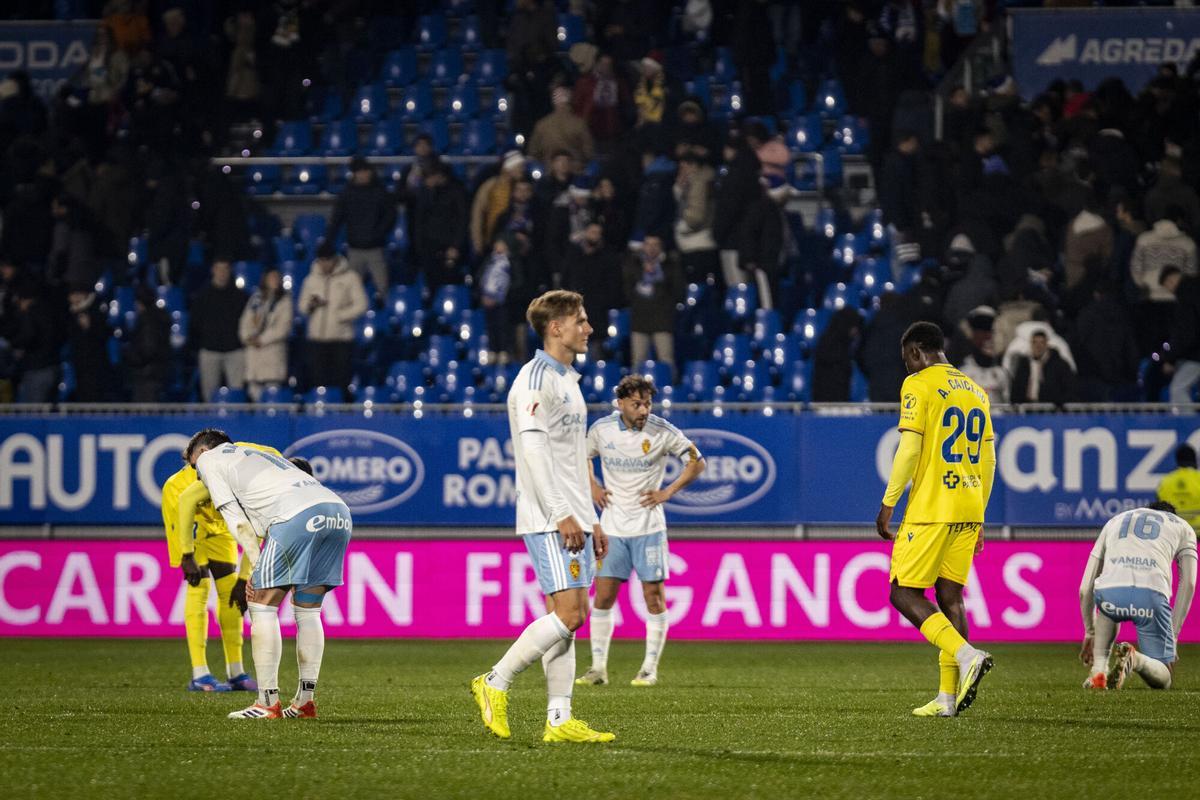 Varios jugadores del Real Zaragoza y del Cádiz, durante el partido de ida en el Ibercaja Estadio