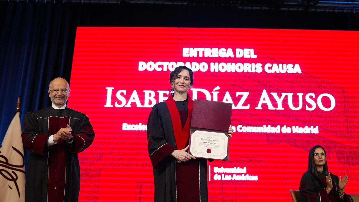 Ayuso durante el acto de investidura como Doctor Honoris Causa en Quito (Ecuador).