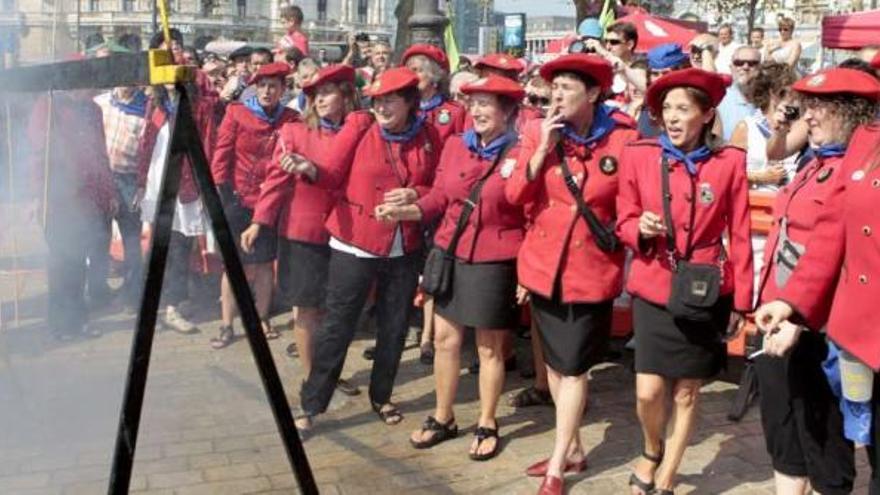 Las &#039;txupineras&#039;, ayer en las fiestas de Bilbao.  // Efe