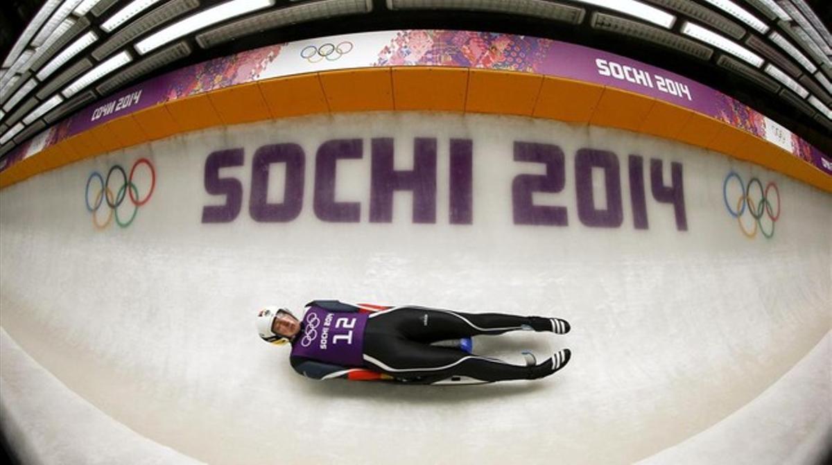 L’alemanya Tatjana Huefner participa en una sessió d’entrenament de luge al Centre Sanki Sliding Center.