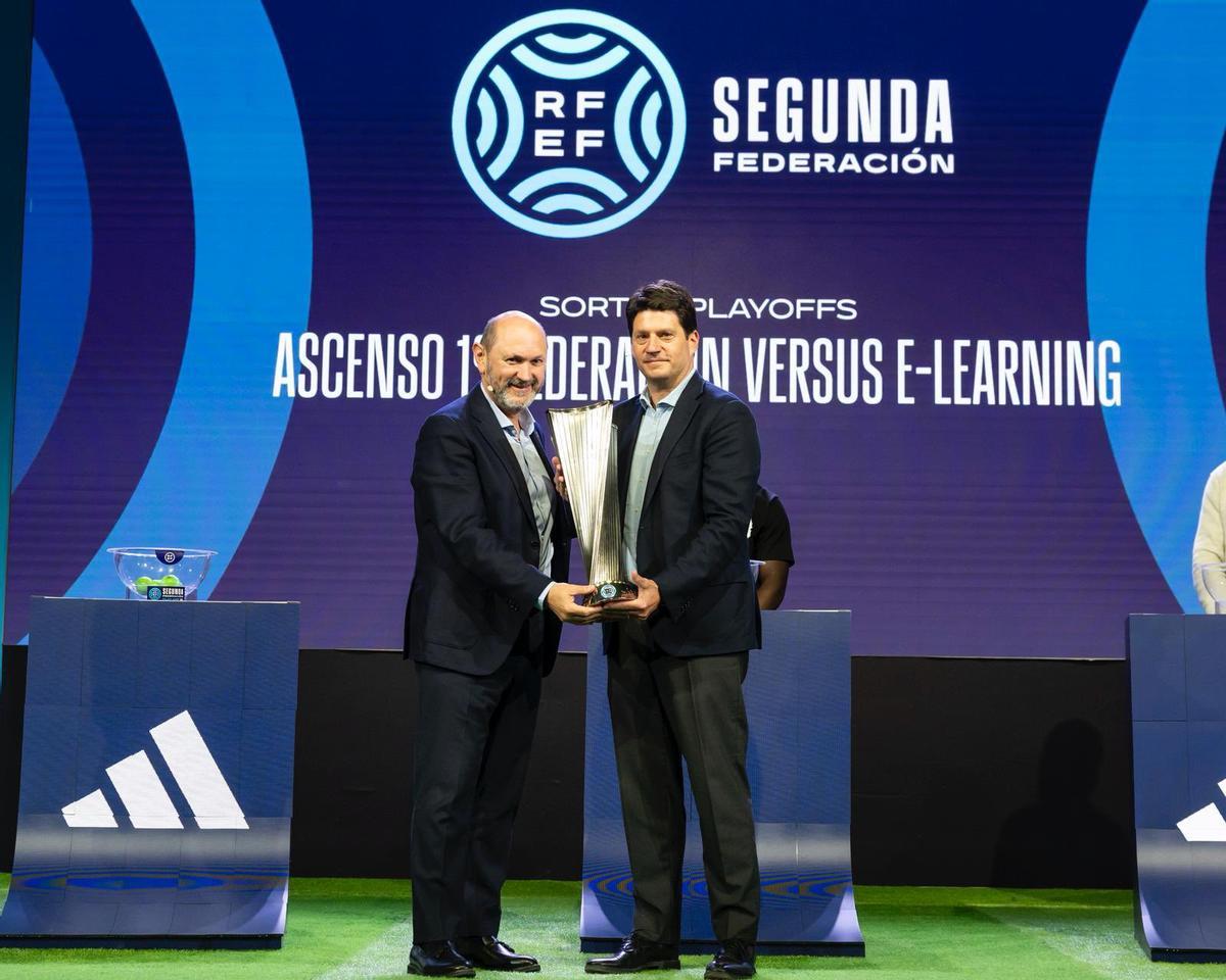 Daniel Tafur recibe la copa de campeones de Rafael Louzán