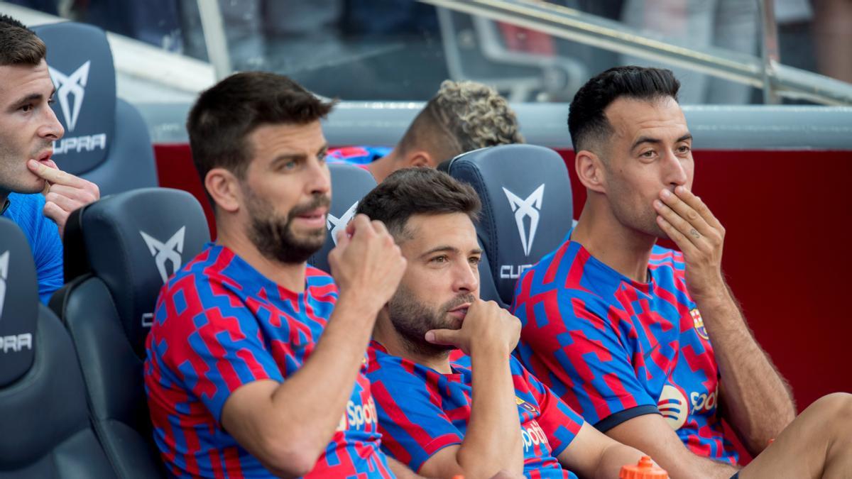 Piqué, Jordi Alba y Busquets, en el banquillo del Camp Nou durante el Barça-Elche.