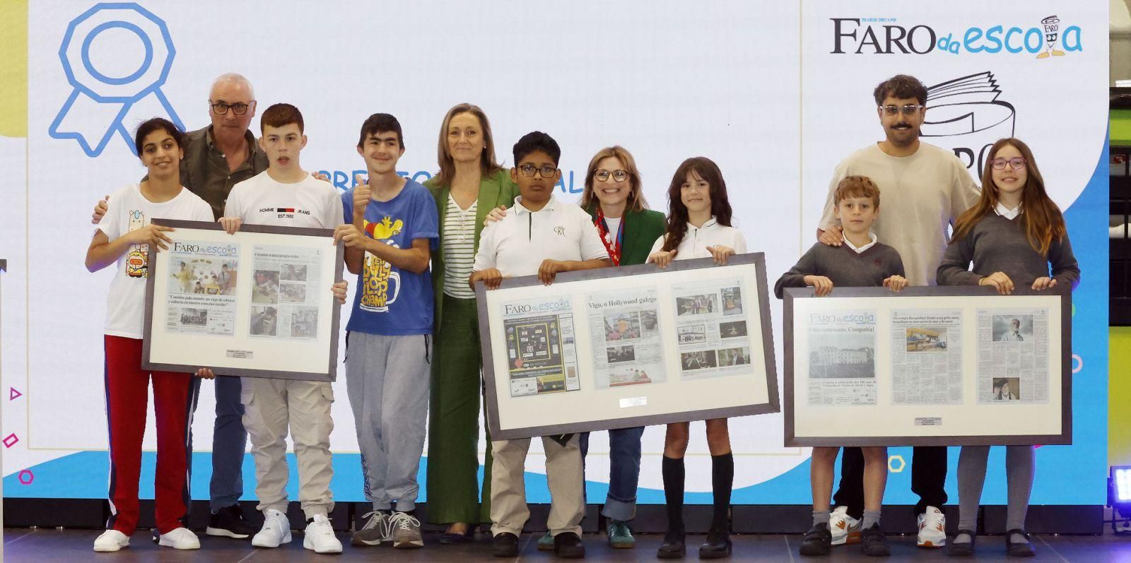 Luisa Sánchez e Rogelio Garrido cos gañadores do premio á mellor portada: Chans de Bembrive, Bouza Brey y CEIP de Laredo.