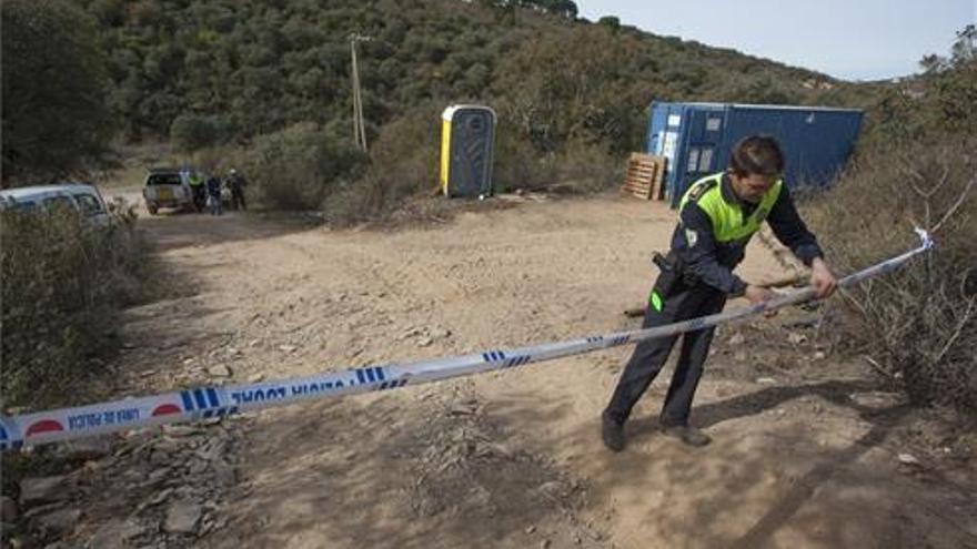 La Policía Local precinta los caminos de acceso a los sondeos de la mina de Valdeflores