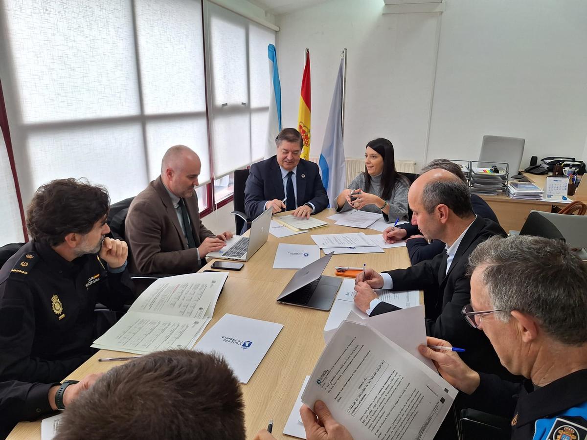 Julio Abalde e María Sampedro, copresidindo a Xunta Local de Seguridade de Ribeira.