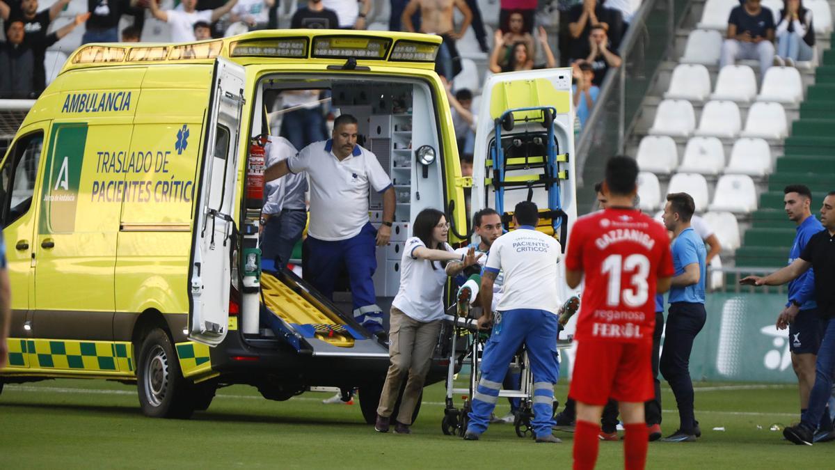 Momento en el que Gudelj es introducido en la ambulancia.