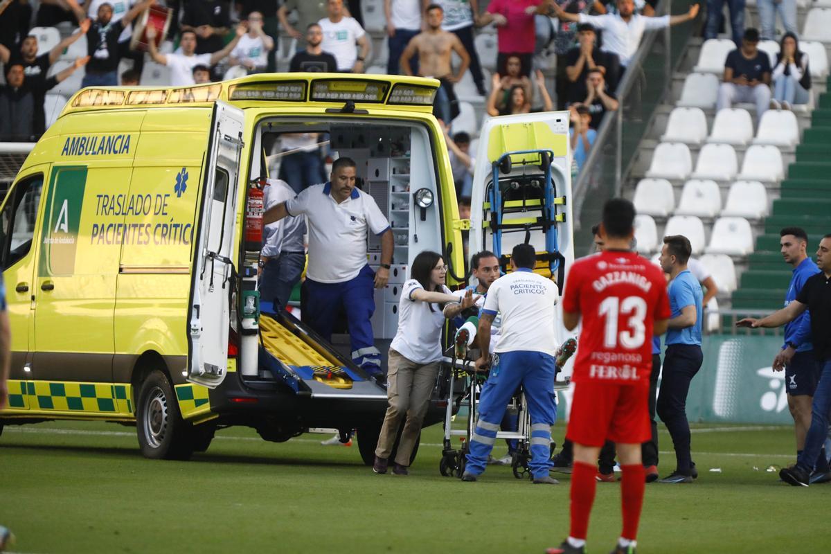 Momento en el que Gudelj es introducido en la ambulancia.