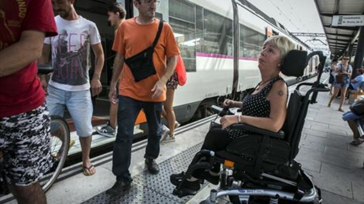 Ana Jonet, junto a un tren al cual no puede acceder en la estación de Gavà.