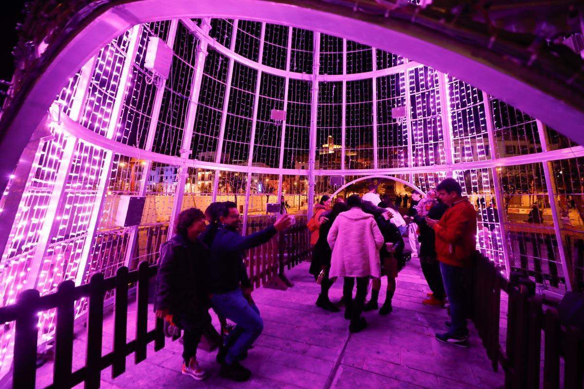 Galería: Juegos y risas en el túnel de luces del puerto de Ibiza