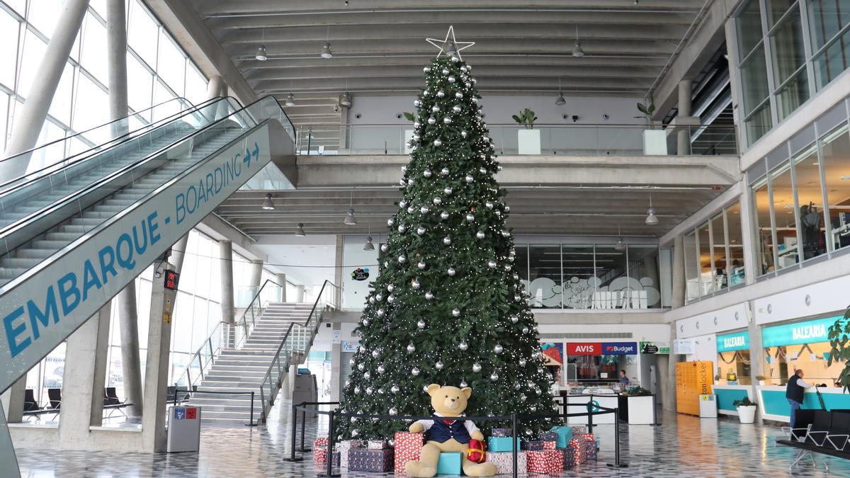 El gran árbol de Navidad de Baleària Port