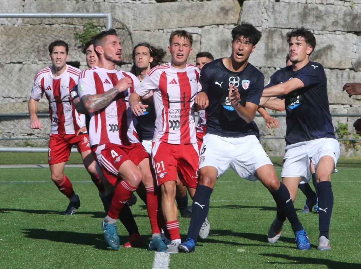Un momento del encuentro de este domingo entre el Alondras y el Lugo B en el campo Iago Aspas Juncal, en Moaña.