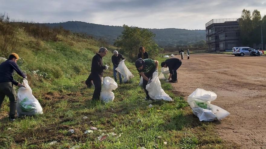 Voluntaris recollintUna recollida a l’aparcament de sorra del costat del Parc Científic i Tecnològic de la UdG.